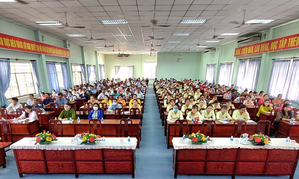 Huyện Châu Thành bồi dưỡng chính trị cho cán bộ công chức, viên chức ngành giáo dục