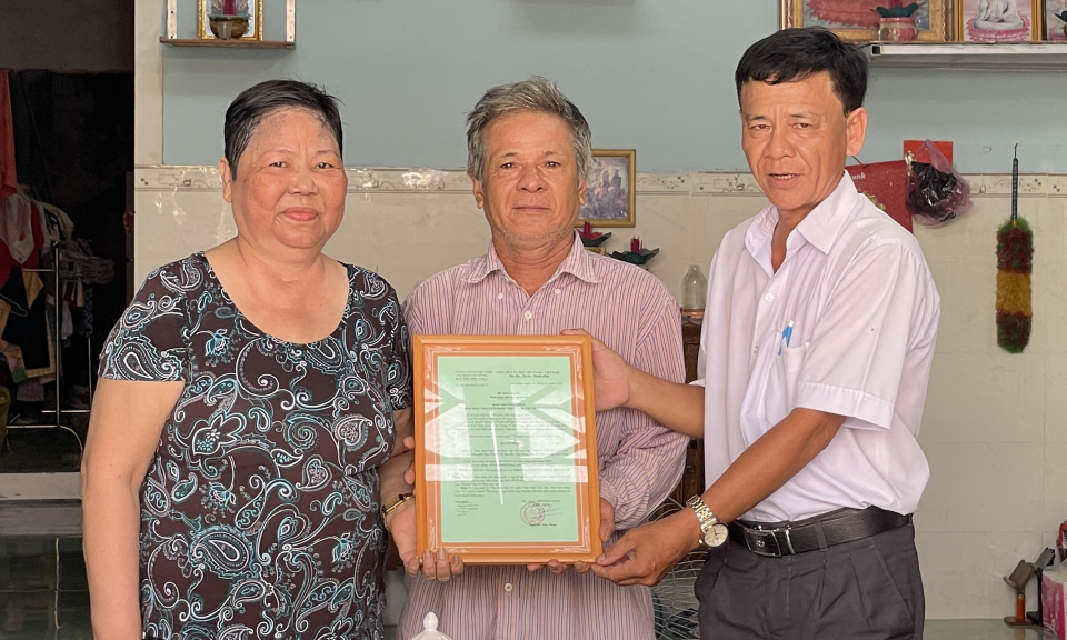 Bến Lức trao nhà Đại đoàn kết cho hộ nghèo thị trấn Tân Hưng