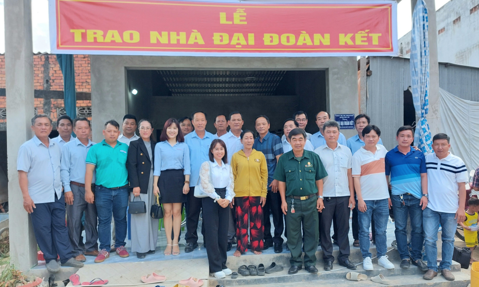 Tân Hưng trao 3 căn nhà Đại đoàn kết cho hộ nghèo, hộ cận nghèo