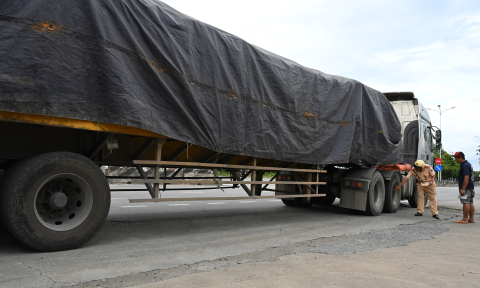 Bến Lức tập trung tổng kiểm soát phương tiện kinh doanh vận tải