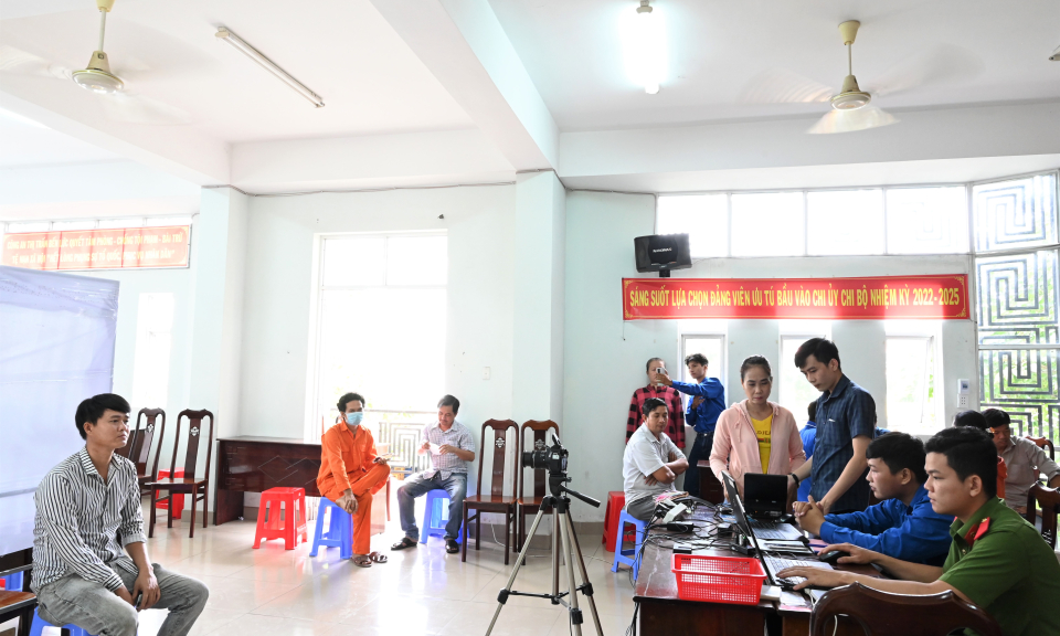 Bến Lức nhiều giải pháp đẩy nhanh tiến độ cấp và kích hoạt tài khoản định danh điện tử