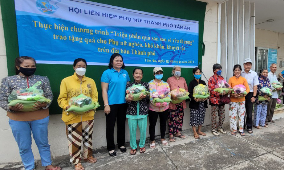 Hội Liên hiệp Phụ nữ TP.Tân An trao quà cho người khuyết tật, phụ nữ nghèo, có hoàn cảnh khó khăn