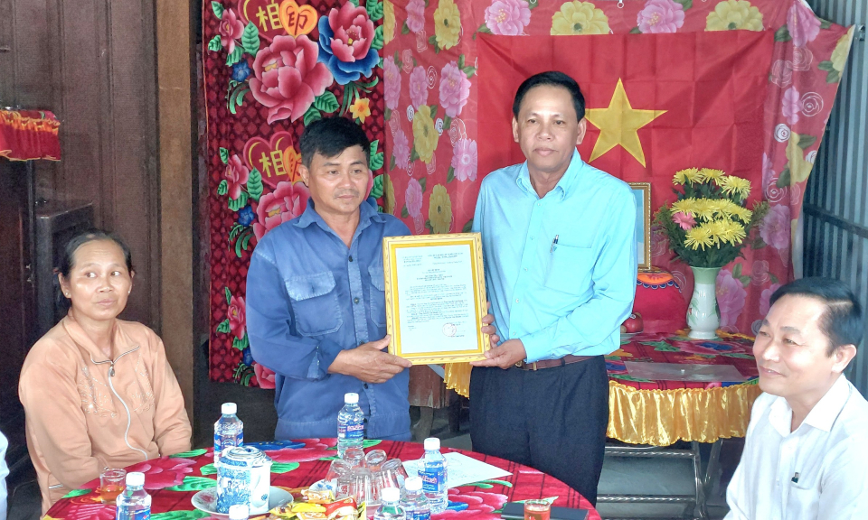 Mặt trận Tổ quốc huyện Châu Thành trao tặng nhà Đại đoàn kết cho hộ nghèo