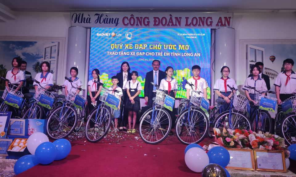Bảo Việt Nhân thọ Long An trao 30 xe đạp cho trẻ em nghèo