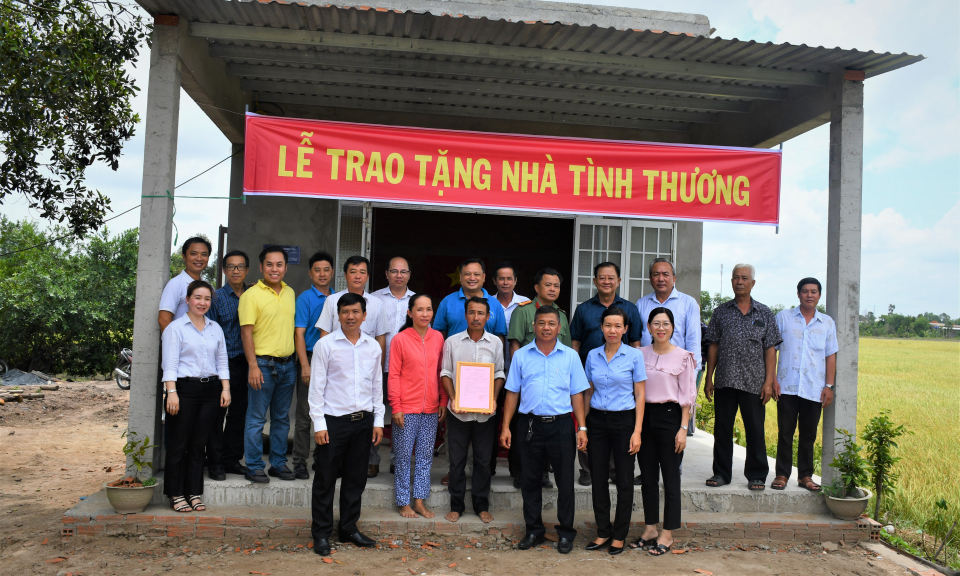 Đức Hòa trao nhà tình nghĩa, tình thương cho hộ khó khăn về nhà ở