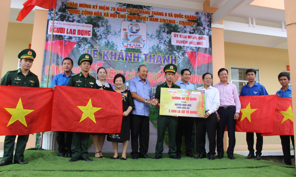 Báo Người Lao Động và các Đơn vị tài trợ khánh thành công trình "Đường cờ Tổ quốc" và tổ chức hoạt động an sinh xã hội tại huyện Đức Huệ