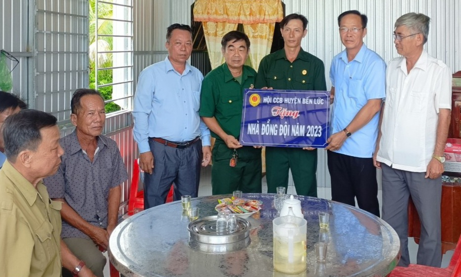 Tân Hưng: Trao nhà nghĩa tình đồng đội cho hội viên cựu chiến binh 