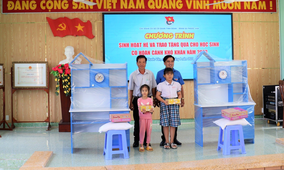 Chi đoàn cơ sở Tỉnh Đoàn sinh hoạt hè và trao tặng quà cho học sinh có hoàn cảnh khó khăn tại Cần Đước