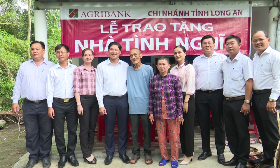 Agribank Chi nhánh tỉnh Long An trao nhà tình nghĩa tại huyện Tân Trụ