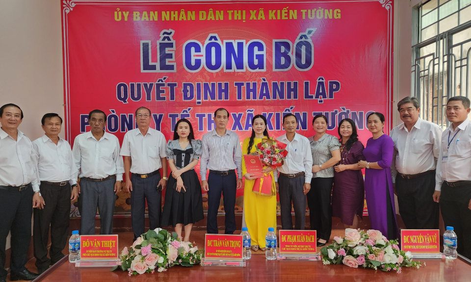 Kiến Tường: Công bố quyết định thành lập Phòng Y tế và trao quyết định công tác cán bộ