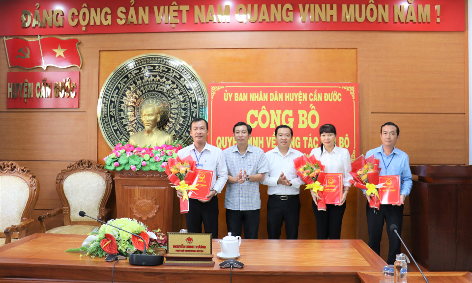 UBND huyện Cần Đước trao quyết định công tác cán bộ