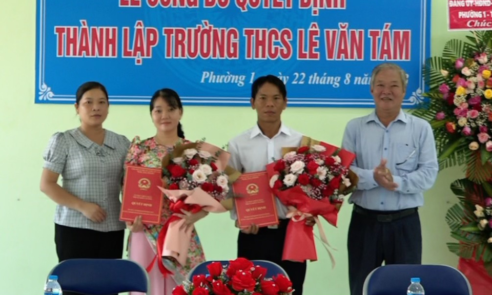 Kiến Tường: Lễ công bố Quyết định thành lập trường Trung học cơ sở Lê Văn Tám