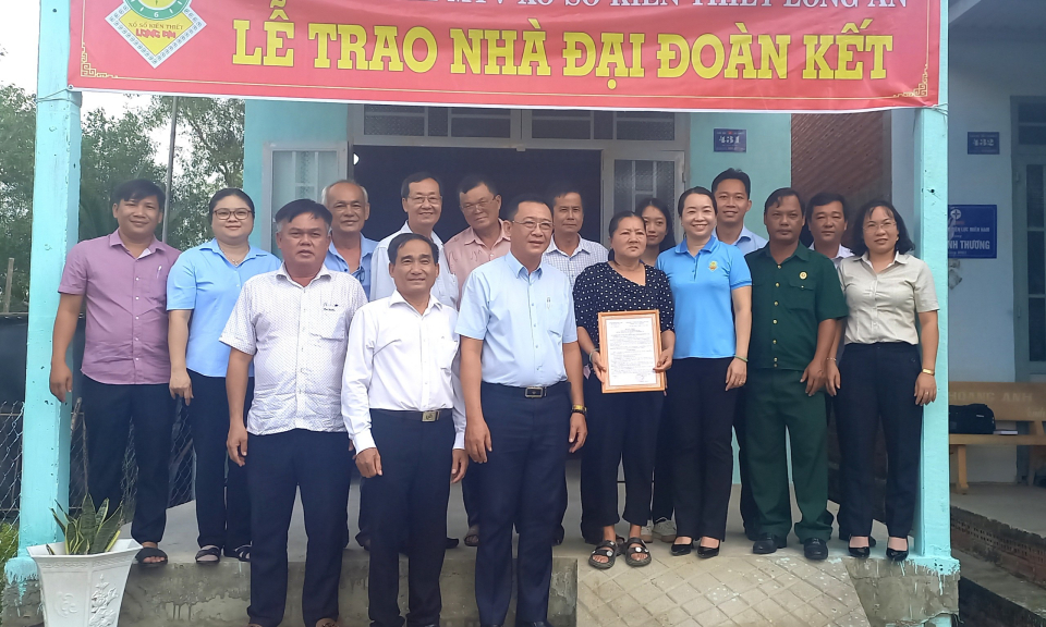 Ủy ban Mặt trận Tổ quốc Việt Nam tỉnh Long An trao 02 căn nhà Đại đoàn kết tại Đức Hòa