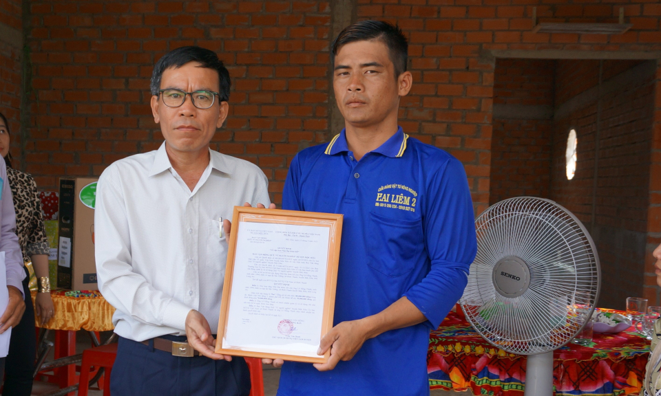 Mộc Hóa bàn giao nhà Đại đoàn kết cho 2 hộ nghèo tại xã Bình Thạnh