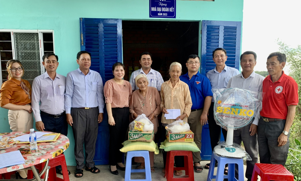 Trao nhà Đại đoàn kết cho hộ nghèo tại xã Hiệp Thạnh, huyện Châu Thành