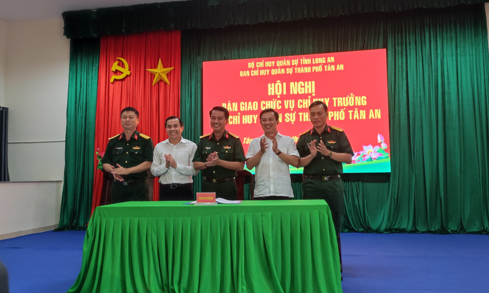 Bàn giao chức vụ Chỉ huy trưởng Ban Chỉ huy Quân sự TP.Tân An