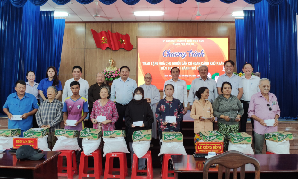 TP.Tân An: Trao quà cho người dân có hoàn cảnh khó khăn
