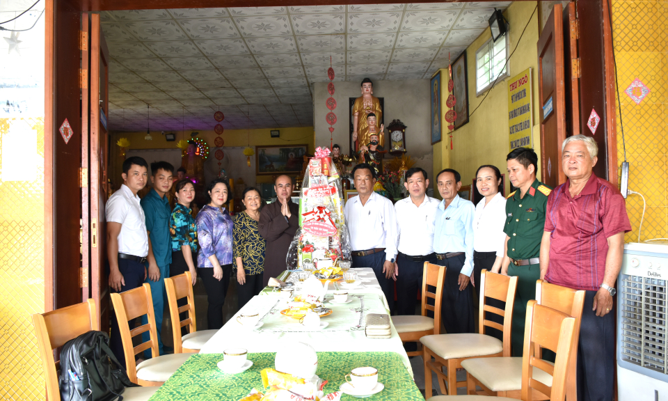 Tân Thạnh thăm, tặng quà chúc mừng các cơ sở tôn giáo dịp Đại lễ Vu Lan Phật giáo và lễ Trung Ngươn đạo Cao Đài năm 2023