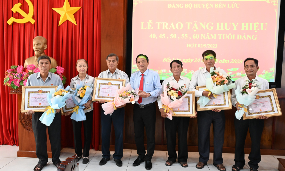 Bến Lức trao huy hiệu Đảng cho 14 đảng viên cao niên