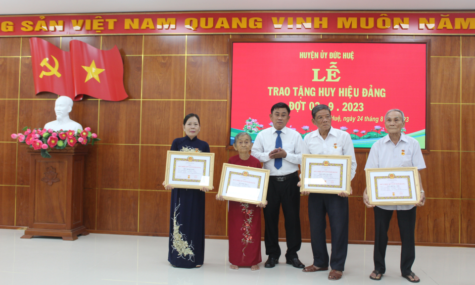 Đức Huệ trao huy hiệu Đảng đợt 2/9 cho 19 đảng viên