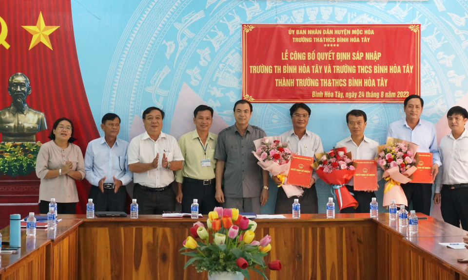 Mộc Hóa Công bố và trao Quyết định Thành lập và sáp nhập các Trường Tiểu học và Trung học cơ sở