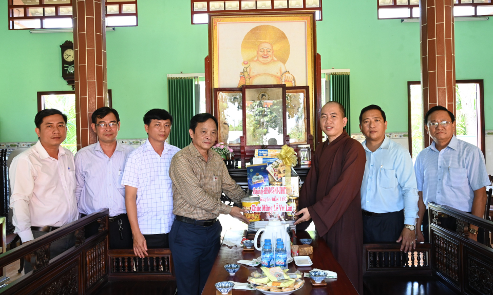 Lãnh đạo huyện thăm các cơ sở thờ tự nhân mùa lễ Vu Lan