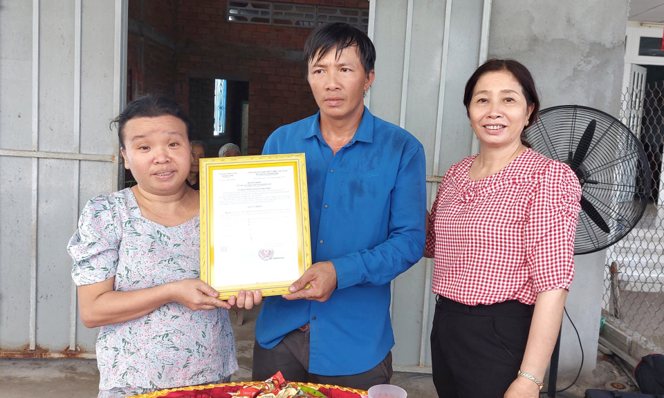 Nguyên Bí thư Huyện ủy Châu Thành - Trương Văn Biết trao tặng nhà Tình thương cho hộ khó khăn ở xã Hòa Phú