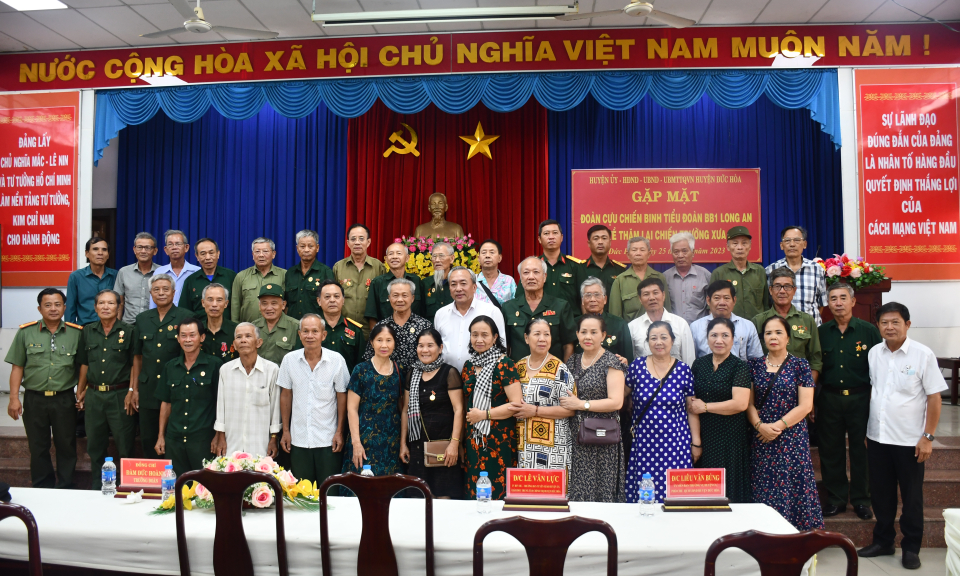 Đoàn Cựu chiến binh Tiểu đoàn Bộ binh 1 Long An về thăm lại chiến trường xưa tại Đức Hòa