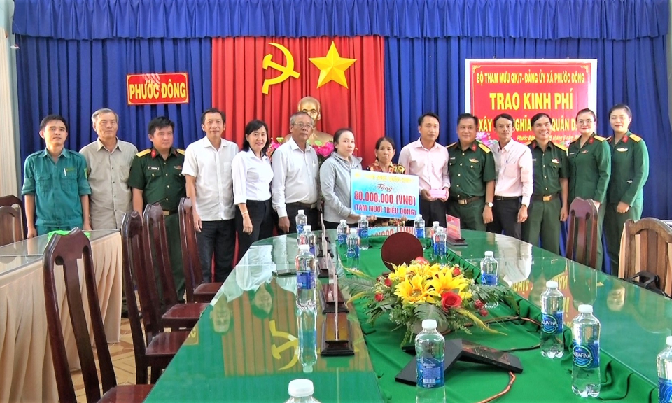 Bộ tham mưu Quân khu 7 trao kinh phí xây nhà nghĩa tình quân dân tại Phước Đông