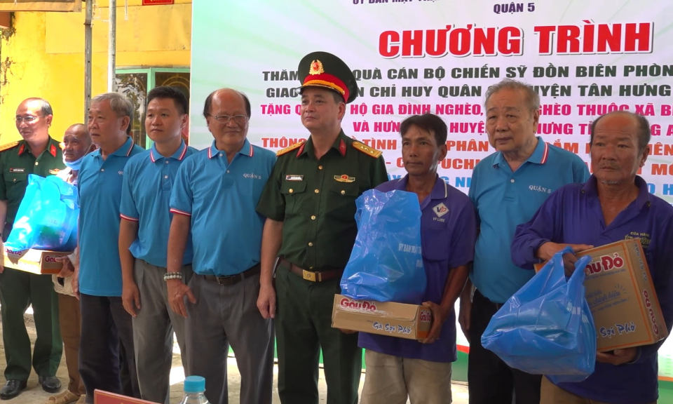 Thăm, tặng quà cho hộ nghèo, hộ cận nghèo các xã biên giới huyện Tân Hưng