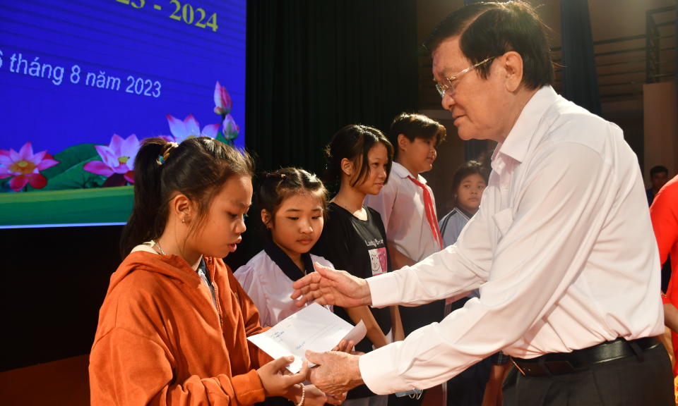 Đức Hòa trao hơn 350 suất học bổng khuyến học năm học 2023 - 2024
