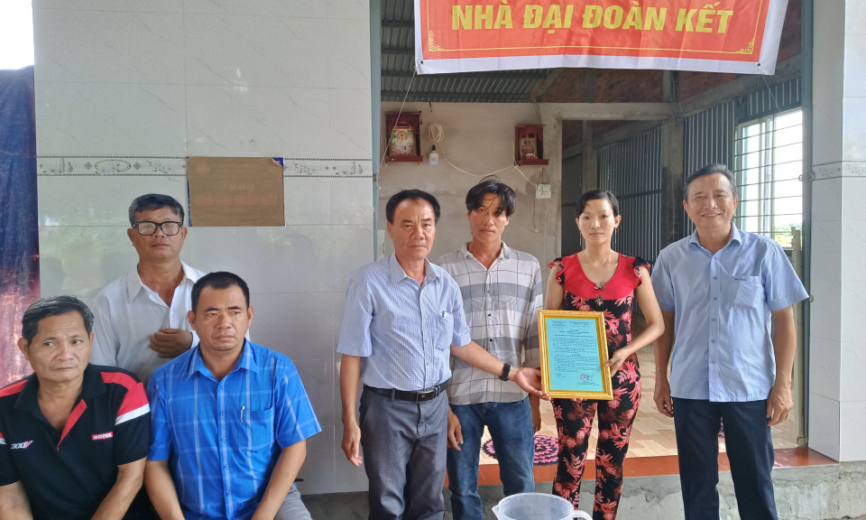 Giám đốc Sở Giáo dục và Đào tạo dự Lễ bàn Giao nhà Đại đoàn kết tại huyện Thạnh Hóa