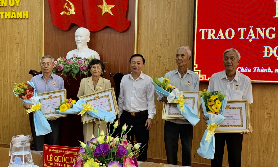 Huyện ủy Châu Thành trao Huy hiệu Đảng đợt 2/9