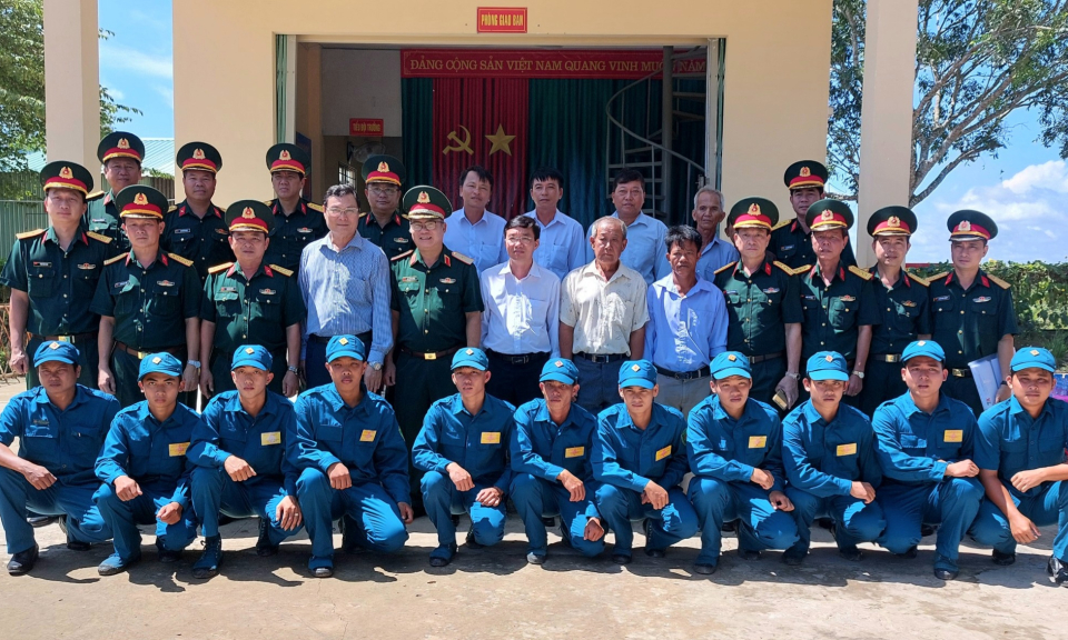 Phó Tư lệnh Quân khu 7 thăm, kiểm tra các đơn vị trên tuyến biên giới huyện Tân Hưng