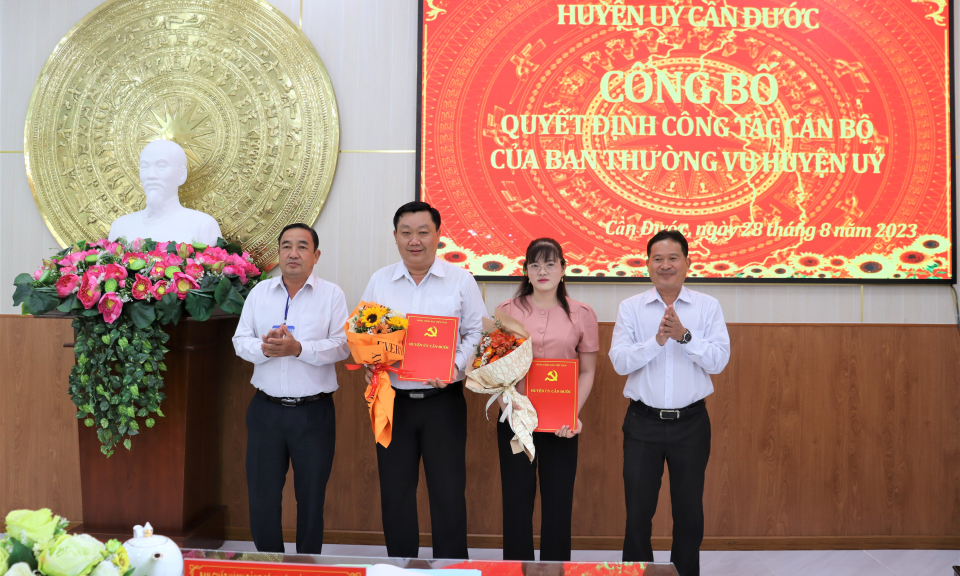 Huyện ủy Cần Đước trao quyết định công tác cán bộ