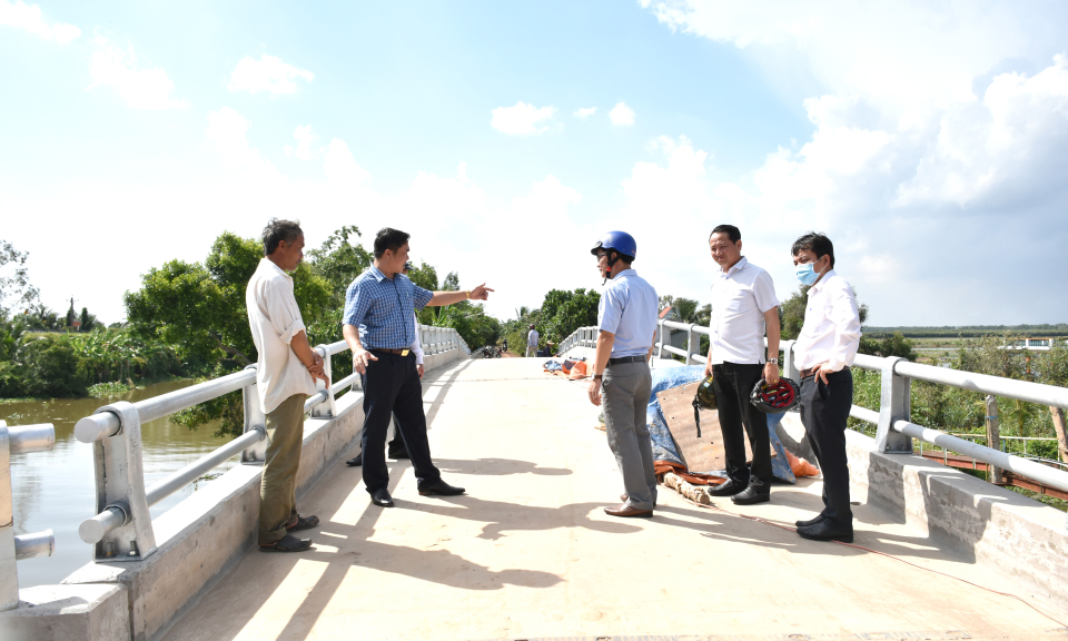 Bí thư Huyện uỷ Tân Thạnh kiểm tra tiến độ thi công các công trình dân sinh tại xã Tân Bình