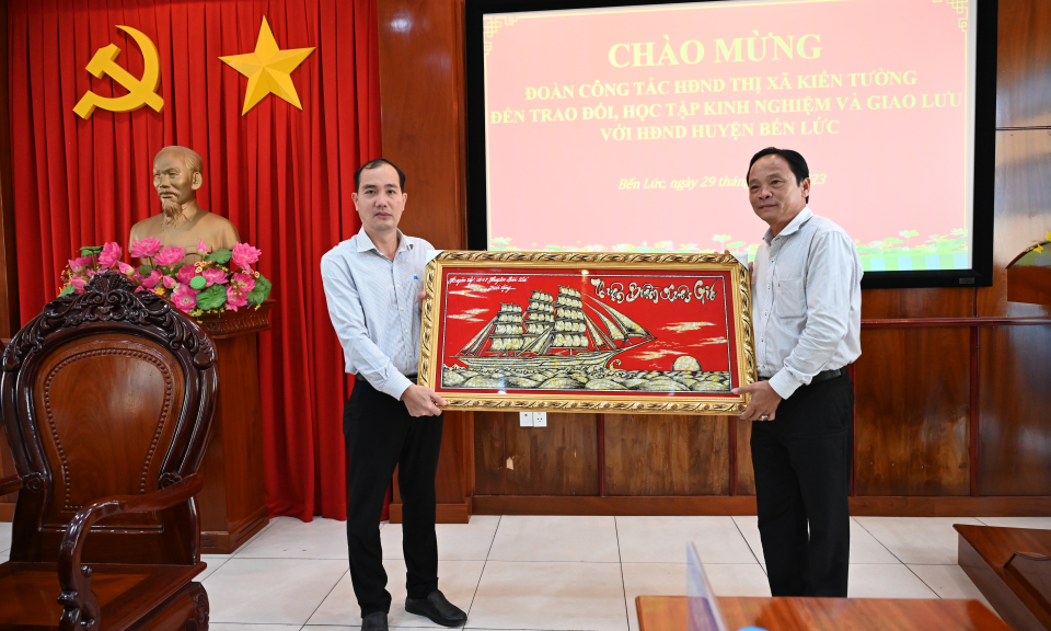 Học tập, trao đổi kinh nghiệm trong hoạt động HĐND giữa hai đơn vị Bến Lức, Kiến Tường