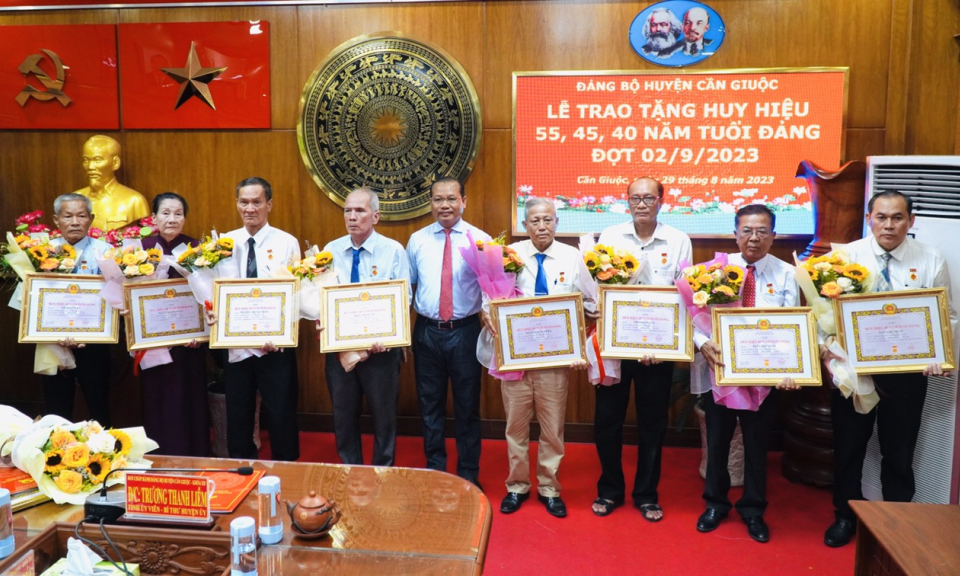 Cần Giuộc: trao huy hiệu Đảng đợt 2/9 cho Đảng viên cao niên