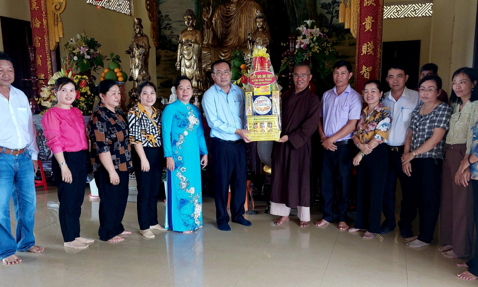 Lãnh đạo huyện Châu Thành thăm, tặng quà các cơ sở tôn giáo nhân dịp mừng Đại Lễ Vu Lan
