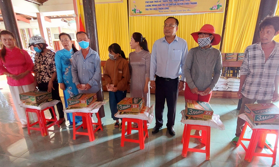 Huyện Châu Thành tặng quà cho hộ có hoàn cảnh khó khăn xã Hiệp Thạnh, Vĩnh Công