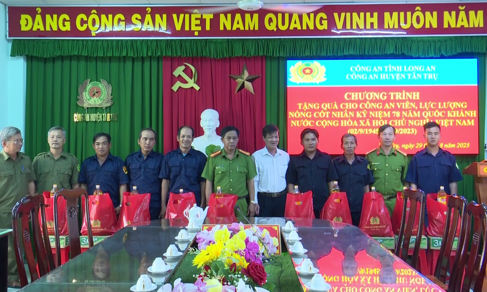 Tân Trụ tặng quà động viên Công an viên, lực lượng nồng cốt dịp lễ Quốc khánh 2/9