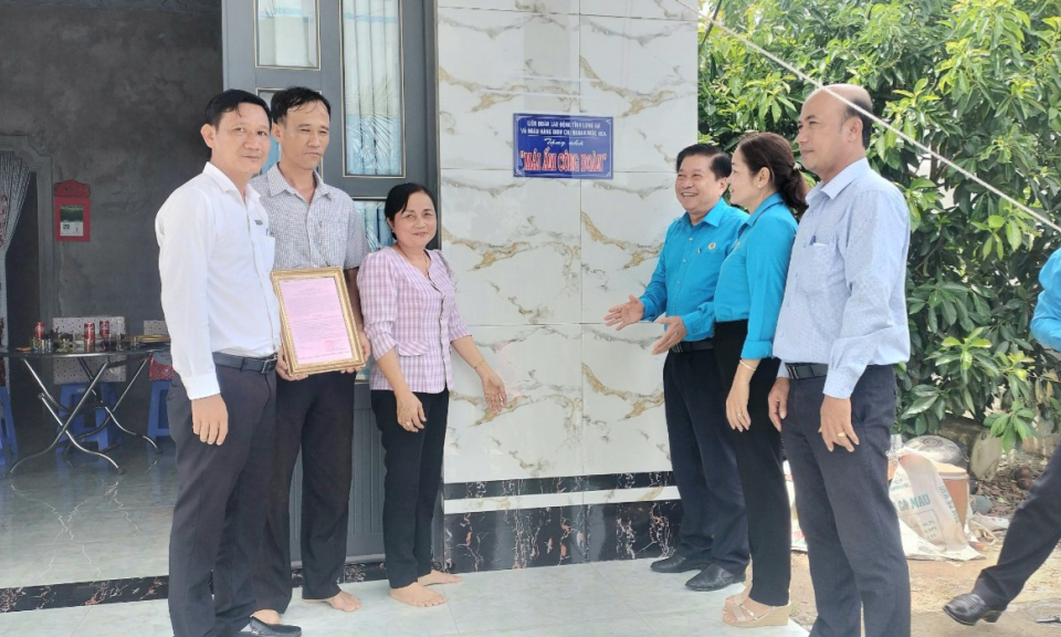 Liên đoàn Lao động tỉnh Long An trao nhà Mái ấm Công đoàn tại Tân Hưng 