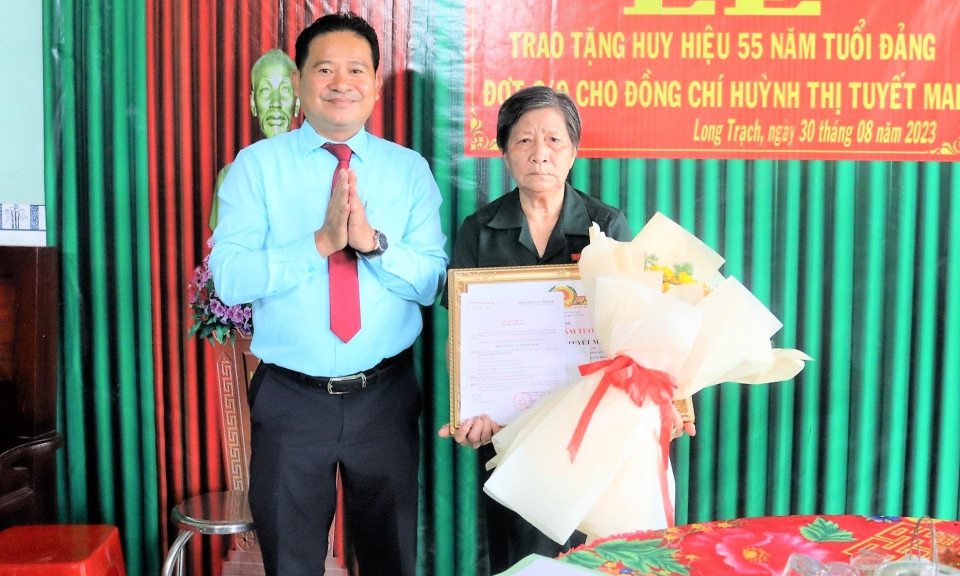 Bí thư Huyện ủy Cần Đước - Nguyễn Tuấn Thanh trao huy hiệu 55 tuổi Đảng