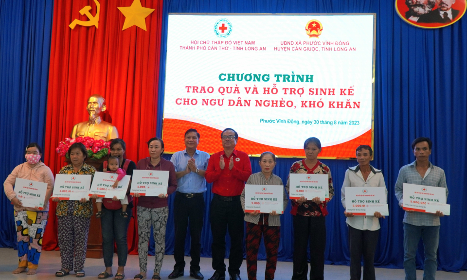 Cần Giuộc trao quà, hỗ trợ sinh kế cho ngư dân nghèo, khó khăn