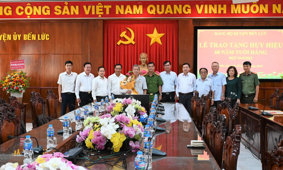 Nguyên Bí thư Tỉnh ủy - Phạm Thanh Phong nhận huy hiệu 60 năm tuổi Đảng