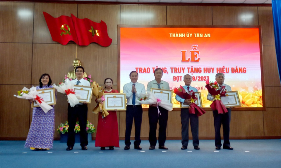 Thành phố Tân An trao huy hiệu Đảng cho đảng viên cao niên đợt 02/9/2023