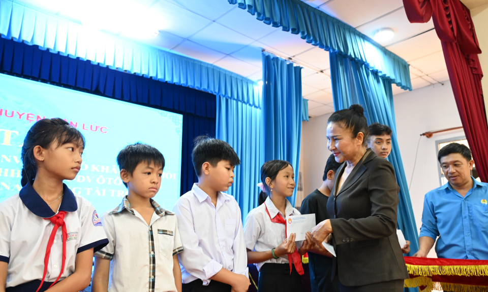 Bến Lức trao tặng 100 suất học bổngvà 20 xe đạp cho con công đoàn viên có hoàn cảnh khó khăn học giỏi