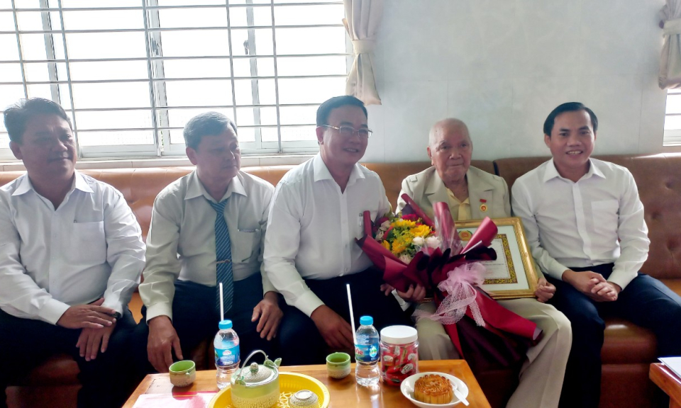 Thành phố Tân An trao huy hiệu 75 năm tuổi Đảng cho Đảng viên cao niên