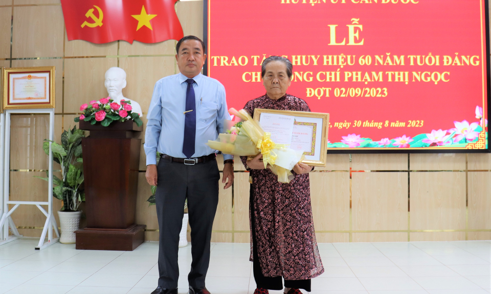 Huyện ủy Cần Đước trao huy hiệu 60 năm tuổi Đảng cho đảng viên Phạm Thị Ngọc
