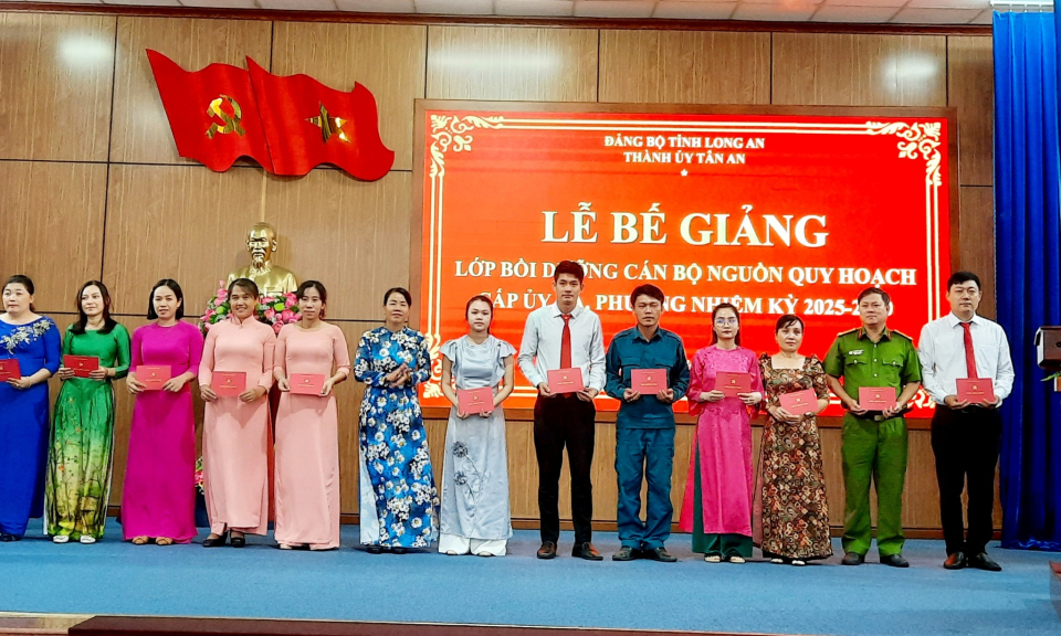 Thành uỷ Tân An bế giảng lớp bồi dưỡng cán bộ nguồn quy hoạch cấp uỷ xã, phường nhiệm kỳ 2025 - 2030